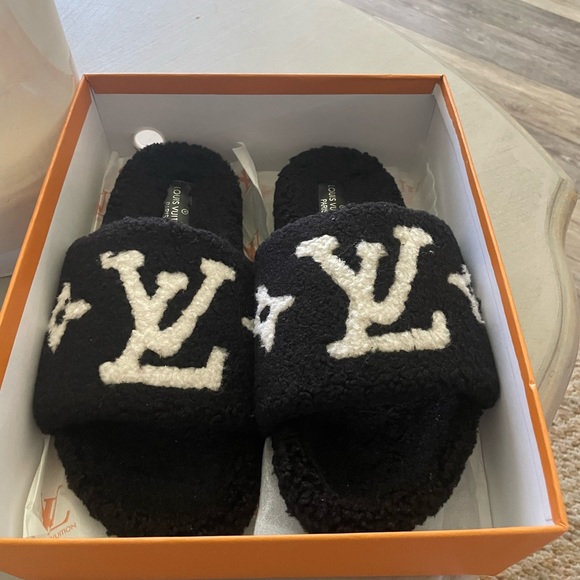 LV SLIDES FUZZY SANDALS - Picture 2 of 3